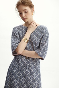 Very Neat    5072/,-